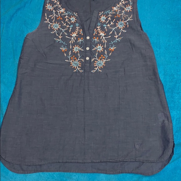 Great design on this top - Picture 8 of 8